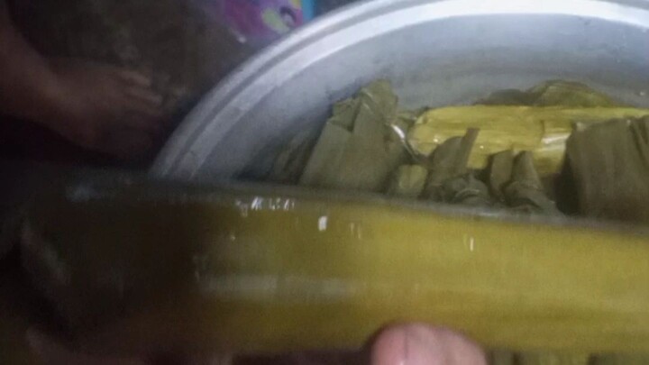 gumawa kami ng suman kahit maulan sarap guys pwde pang bussiness 😋😍