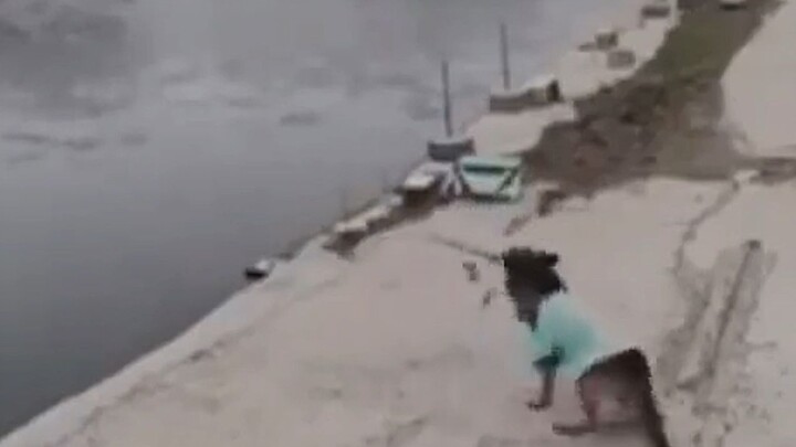 The fisherman was in a hurry to go to the toilet, and the heartwarming dog successfully helped him c