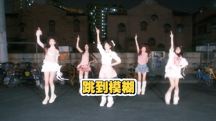 这群芭女怎么又在路上跳啊