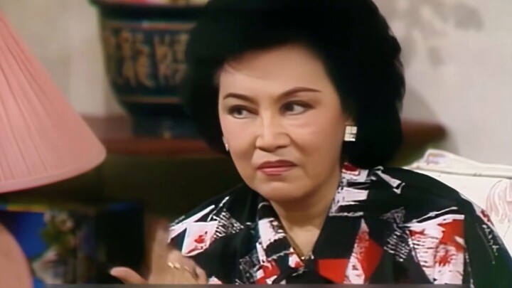 Anh ta để người phụ nữ đó đi trước, nhưng bị cô ta tấn công và lăng mạ. Diễn xuất bùng nổ của Châu T