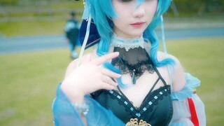 Cute cosplayer dancing in Phoenix Mountain Music Park, Chengdu