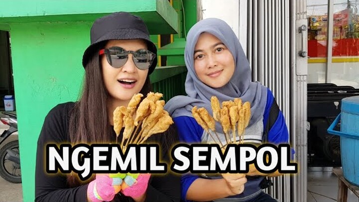 NGEMIL SEMPOL DI PINGGIR JALAN // PENUNDA LAPAR SEMENTARA // JAJAN MURAH MERIAH