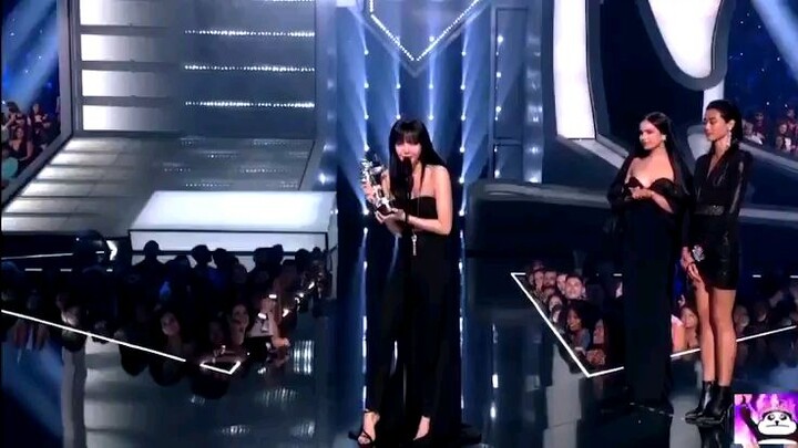 i’m literally tearing up right now, i’m so happy for lisa and for what she achieved 😀