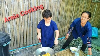 หนุ่มๆฝรั่งหัดทำไข่เจียวส้มตำที่ฟาร์มชาวนา Arnie's First Cooking Show