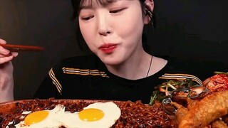 lagi hujan enaknyaa mukbang mie atau kamu yaa?