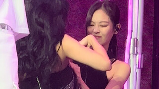 Jisoo's shirt chain broke, she didn't panic at all, she quickly fixed it and turned around to contin