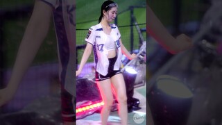 폭우속 눈도 못뜬채로 춤추는 장유진 치어리더 Jang Yujin Cheerleader