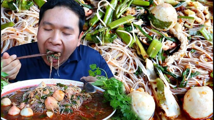 ก๋วยเตี๋ยวหมูน้ำตก ถาดยักษ์!! แซ่บเกลี้ยง แกล้มหนังไก่ทอด