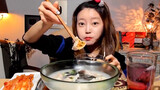 Mukbang Dorothy menikmati sup pangsit mandu dengan tteokbokki secara santai perlahan.