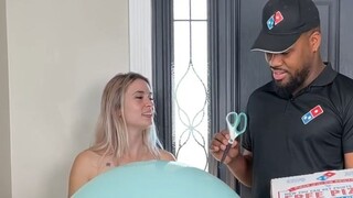 girl gave surprise to the pizza delivery boy Virtual Sypac