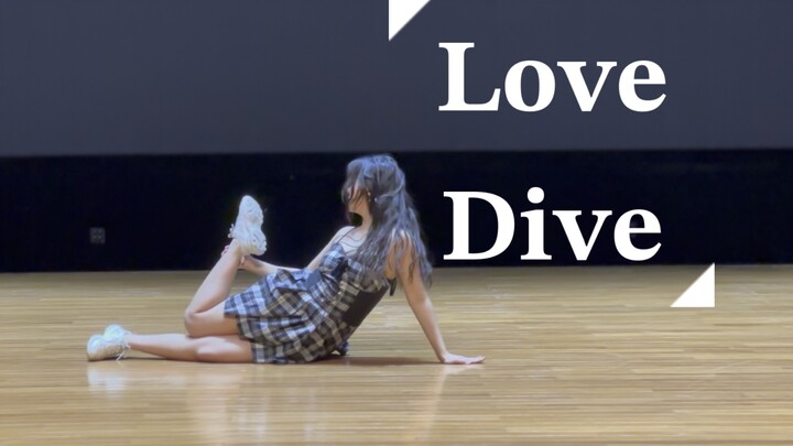Học sinh trung học biểu diễn Love Dive tại đêm nhạc