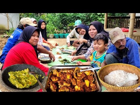 Nikmatnya Juara.. Sangu Akeul, Ayam Goreng Serundeng, Sambel Ijo, Lalapan, Masak di Desa