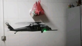 Membuat helikopter dari 48 Helikopter Black Hawk