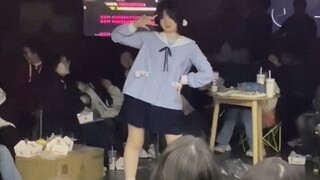 The most introverted girl in the class wore a sailor suit and danced at the graduation party, shocki