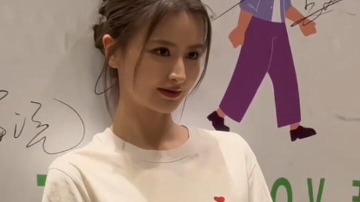 [จิน จื่อฮาน] สาวสวยสูงใหญ่ในวงการบันเทิงในประเทศสามารถสวมเสื้อยืดสีขาวและกางเกงยีนส์ได้อย่างสบายๆ