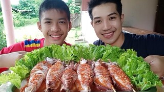 หมึกย่างราดพริกแดงเดือด หนึบนุ่มยิ่งกินยิ่งเผ็ดยิ่งแซ่บ...