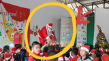 มิสเตอร์ฮอตเซียปลอมตัวเป็นลุงซานต้ามาแจกความสุขเด็กๆ