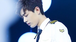 [Xiao Zhan] Wearing a flight attendant uniform on the catwalk, so handsome!!!