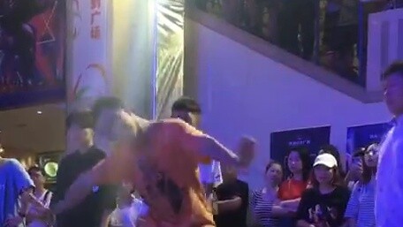 Pria ini memakai sandal robek untuk mengikuti kompetisi hip-hop. Dia terlihat sangat jorok, tapi dia