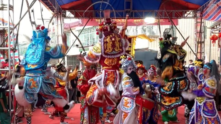 วีรบุรุษ Chaoshan พา Mazu ในการเดินทางกลับของเธอ ทั้งร้องเพลงและเต้นรำ บรรยากาศก็มีชีวิตชีวาและมีพลั