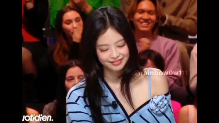 一直都没有变啊！！！只有歌曲多了！把综艺变成了打歌节目！JENNIE &法国电视节目Quotidien