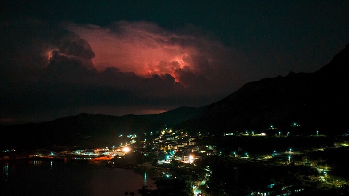 พายุฝนฟ้าคะนองฤดูร้อนในเหล่าซาน ชิงเต่า ดูเหมือนเทพเจ้าเสด็จขึ้นสู่สวรรค์และมีฟ้าร้องเล่นแผ่นดิสก์ (