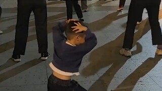 努力在天赋面前不值一提，下着雨也要跳，网友：快点报班吧