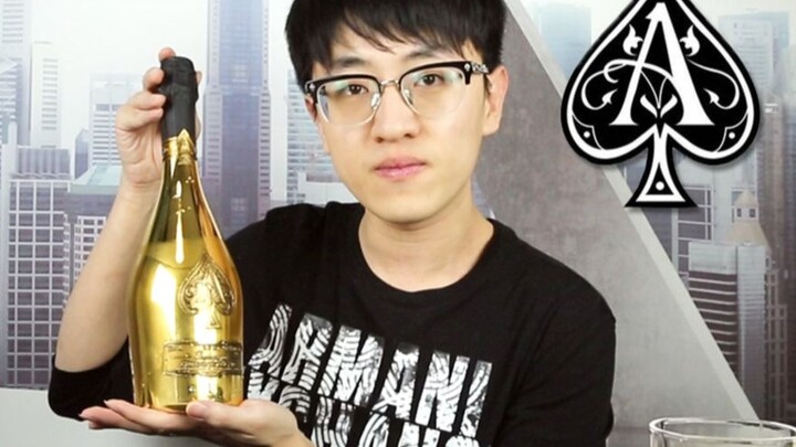 Cobalah sampanye terbaik di dunia, Ace of Spades. Apa bedanya dengan anggur bersoda biasa? Pakaian w