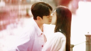 Tôi rất phấn khích khi nhìn thấy Kim Soo Hyun và Kim Ji Won hôn nhau. Nhân vật nam chính rơi nước mắ