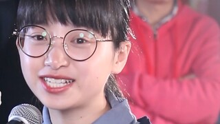 Penonton meminta lagu "Bai Suzhen di kaki Gunung Qingcheng", dan suara wanita muda itu jernih dan ma