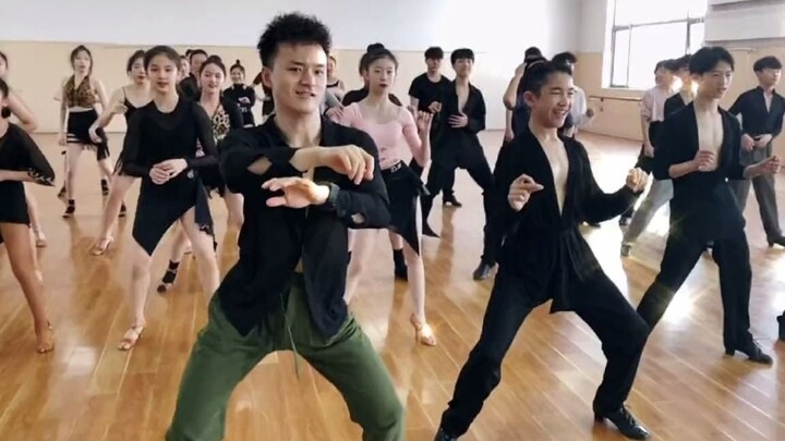 Kelompok Momo belajar menari dengan juara tari Latin Cina, layak menjadi guru terkenal dan magang ma