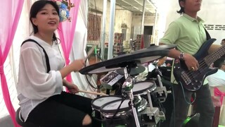 Tàu Anh Qua Núi | 2 Cô Gái Song Ca Lúc Đầu Hơi Ngại | Ni Ni Drum Cover