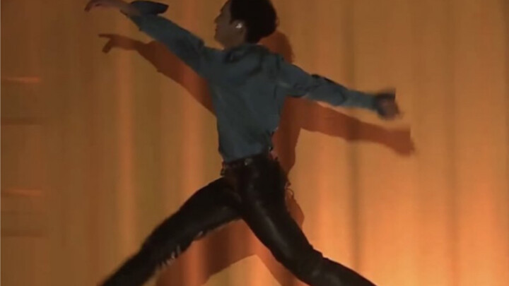 The rehearsal and practice room are both bare-faced, but the style of Kim Min-kyu is quite different