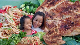ส้มตำ ไก่ย่างเป็นตัว แซ่บ นัว กลางท่ง