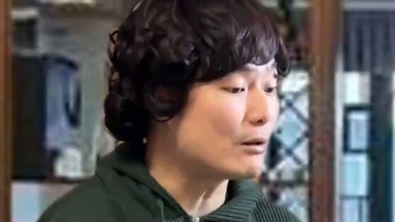 Mọi hành động của người trẻ trong việc chuẩn bị bữa tối đón giao thừa đều chạm đến nỗi đau của người