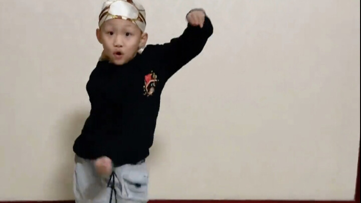 Anak itu menari dengan sangat baik!