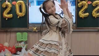 Mặc váy lolita, buộc tóc đuôi ngựa đôi để nhảy múa vào ngày đầu năm mới chính là ý thức mà một thành