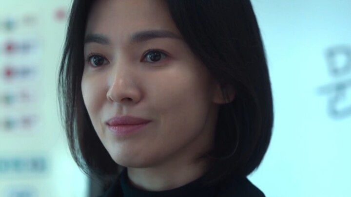 [Dark Glory] ชอบตอนที่นางเอกแนะนำตัวในชั้นเรียนค่ะ เพราะเธอติดอยู่กลางสายฝน เธอจึงอยากกางร่มให้กับคน
