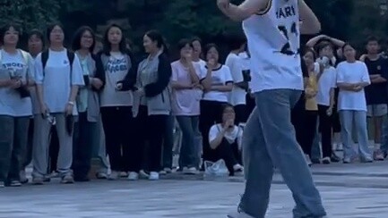 16 years old, no basic skills, big courage to dance newjeans, just wiped the sweat and held a paper 
