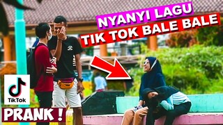 BENGEK !! NYANYI LAGU TIK TOK (BALE-BALE) DI DEPAN ORANG - YANG DENGER NGAKAK !!