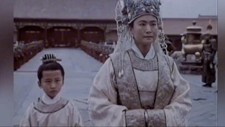 The ancient life in old movies is majestic and lonely!