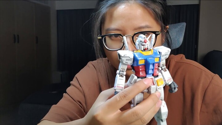 Mẹ tôi "phá" Gunpla của tôi. . . .