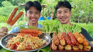 ส้มตำรสแซ่บกับไส้กรอกลูกชิ้นปิ้งย่าง อร่อยเด็ดเผ็ดแซ่บนัวร์.