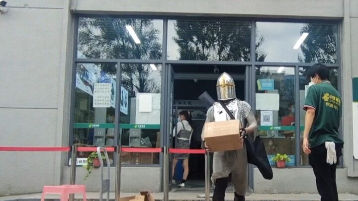 Saya berumur 20 tahun, jadi saya harus berpakaian lebih sopan saat mengambil paket di sekolah.