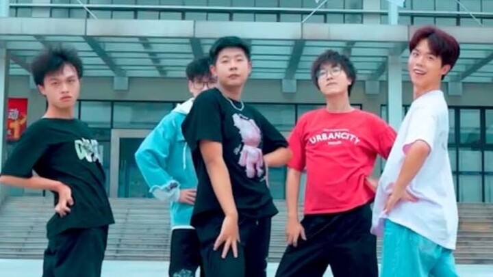 The men's group of NTU performed the women's group dance "Queencard" at the entrance of the teaching