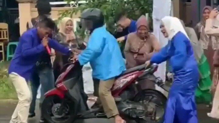 Ketika ada hajatan di tengah jalan