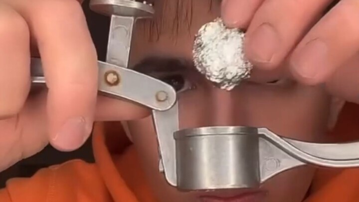What happens when you put a ball of aluminum foil in a garlic press?