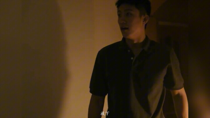 劝兄弟冷静：咣咣给他两拳！劝顾一燃冷静：在背后用小臂抵在墙上，大手掐后颈冲冷水