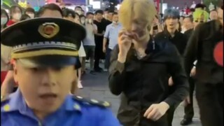 eso男团鹿哈商圈表演被城管耻辱赶走，还被怒吼，直播手机也被没收