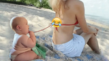 ทารกตลก ๆ เล่นบนชายหาด 2 - ช่วงเวลาเด็กน่ารักกลางแจ้ง